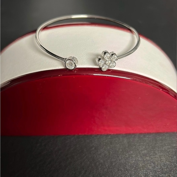 Jewelry - NWT Elegant Silver Floral Diamond Bracelet - Moissanite